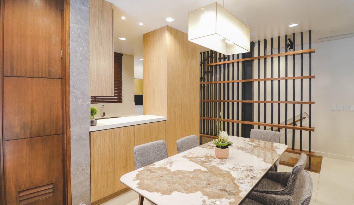 Townhouse for Sale in E. Rodriguez Quezon City 010